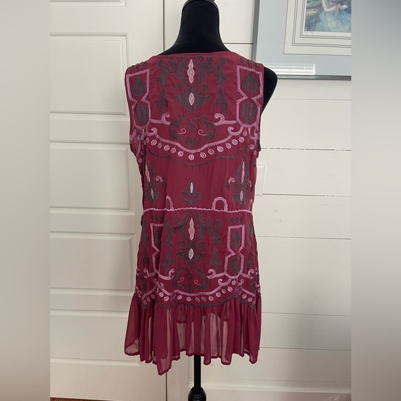 Octavia sleeveless embroidered tunic top. Fully lined. In new like condition.LG - Picture 4 of 10